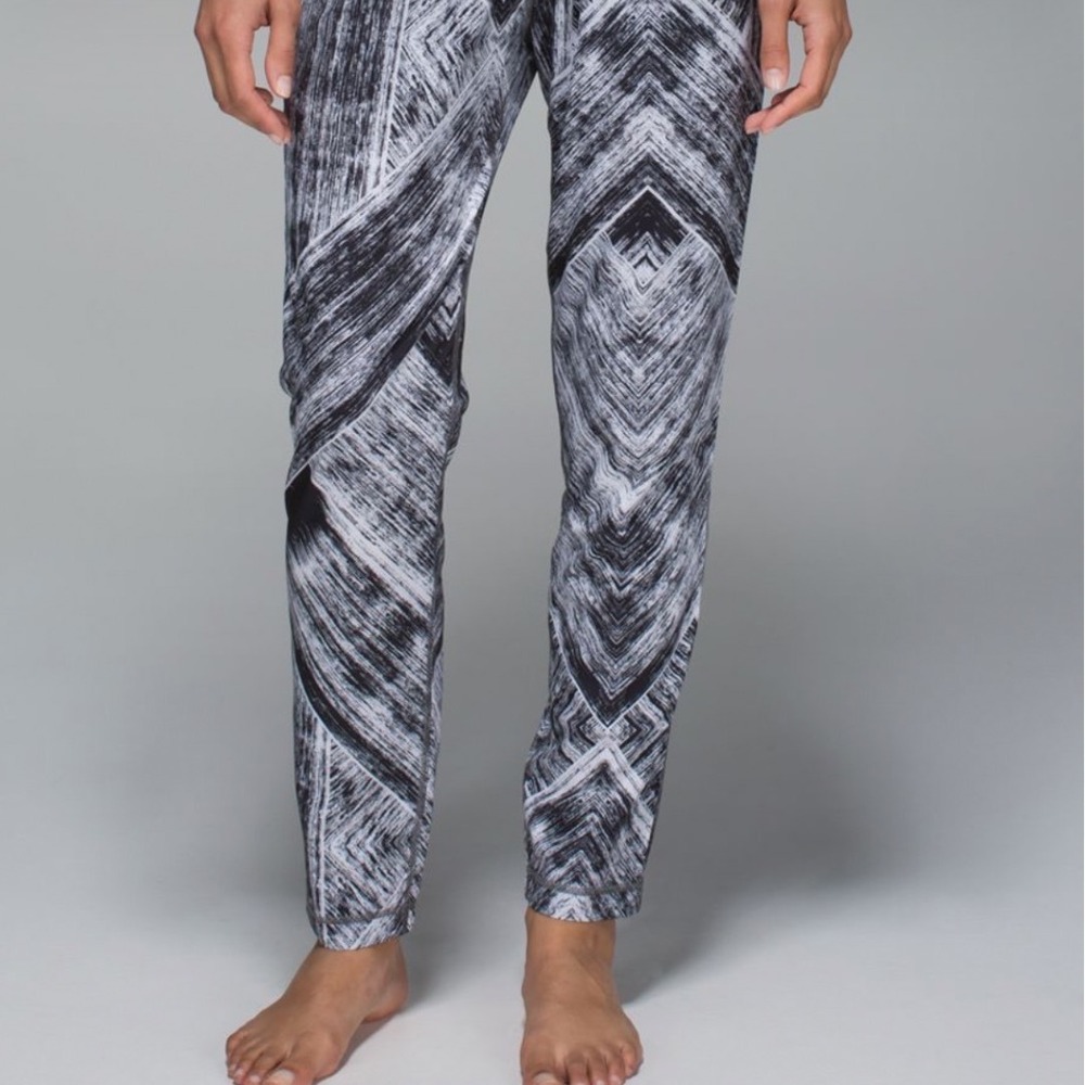 EUC Lululemon Namaskar‎ Pant II Heatwave Black White Size 4